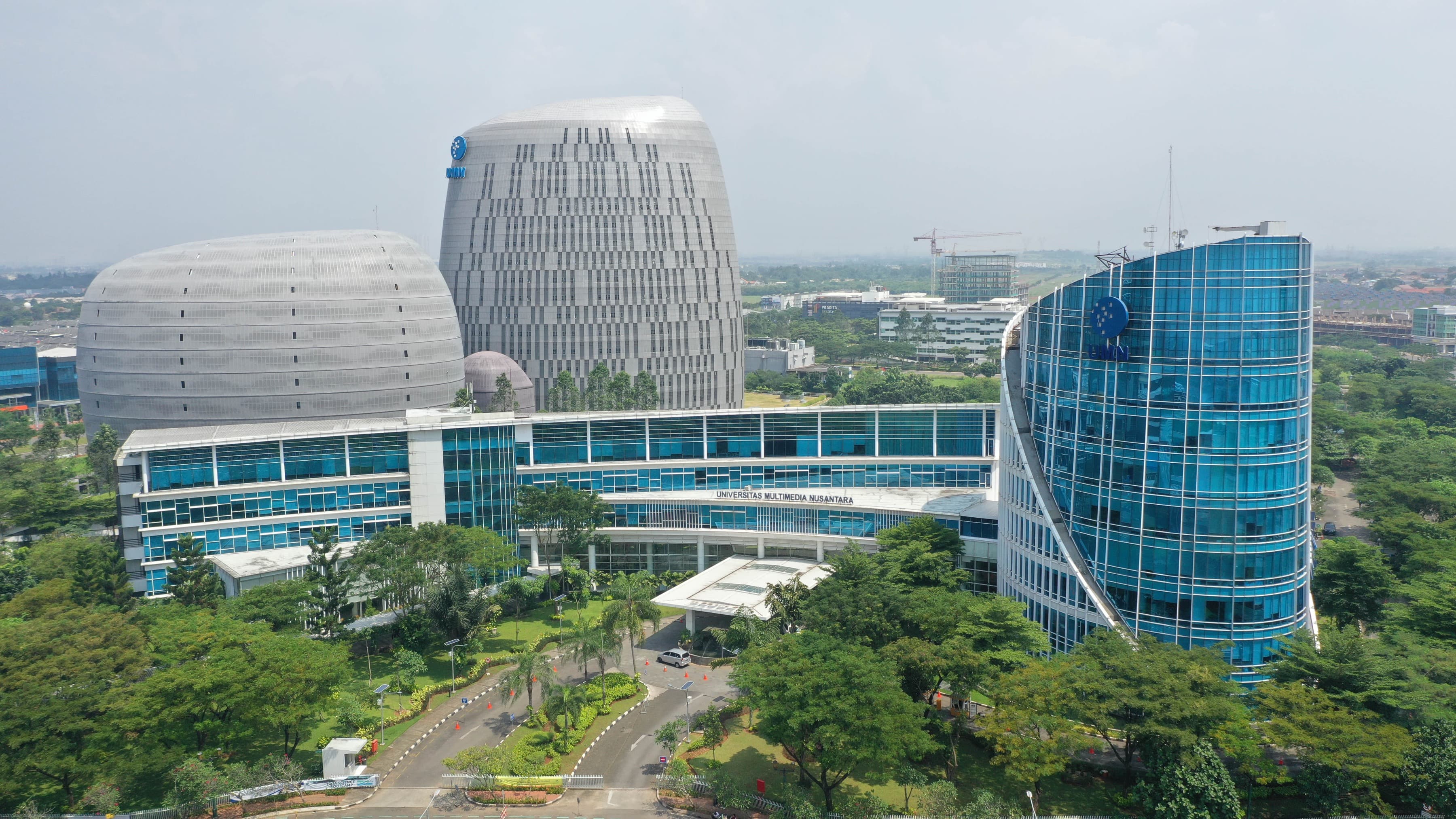 Gading Serpong에 있는 UMN 메인 캠퍼스와 정문 전경